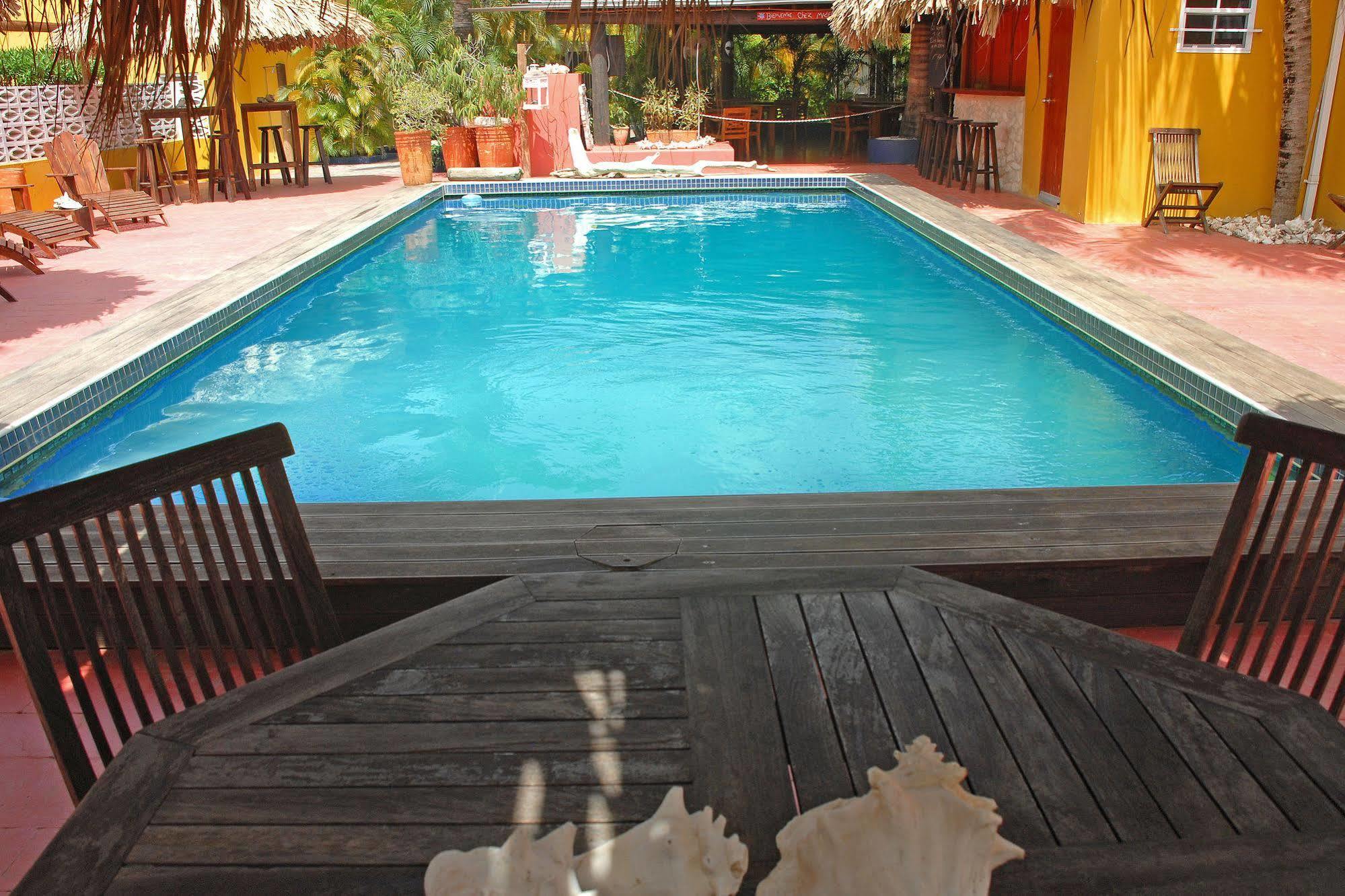 Yacht Club Aparthotel 3*