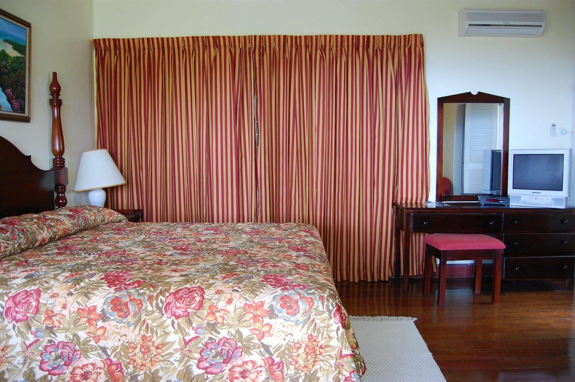 At Shaw Park Gardens & Waterfalls Hotel 2*