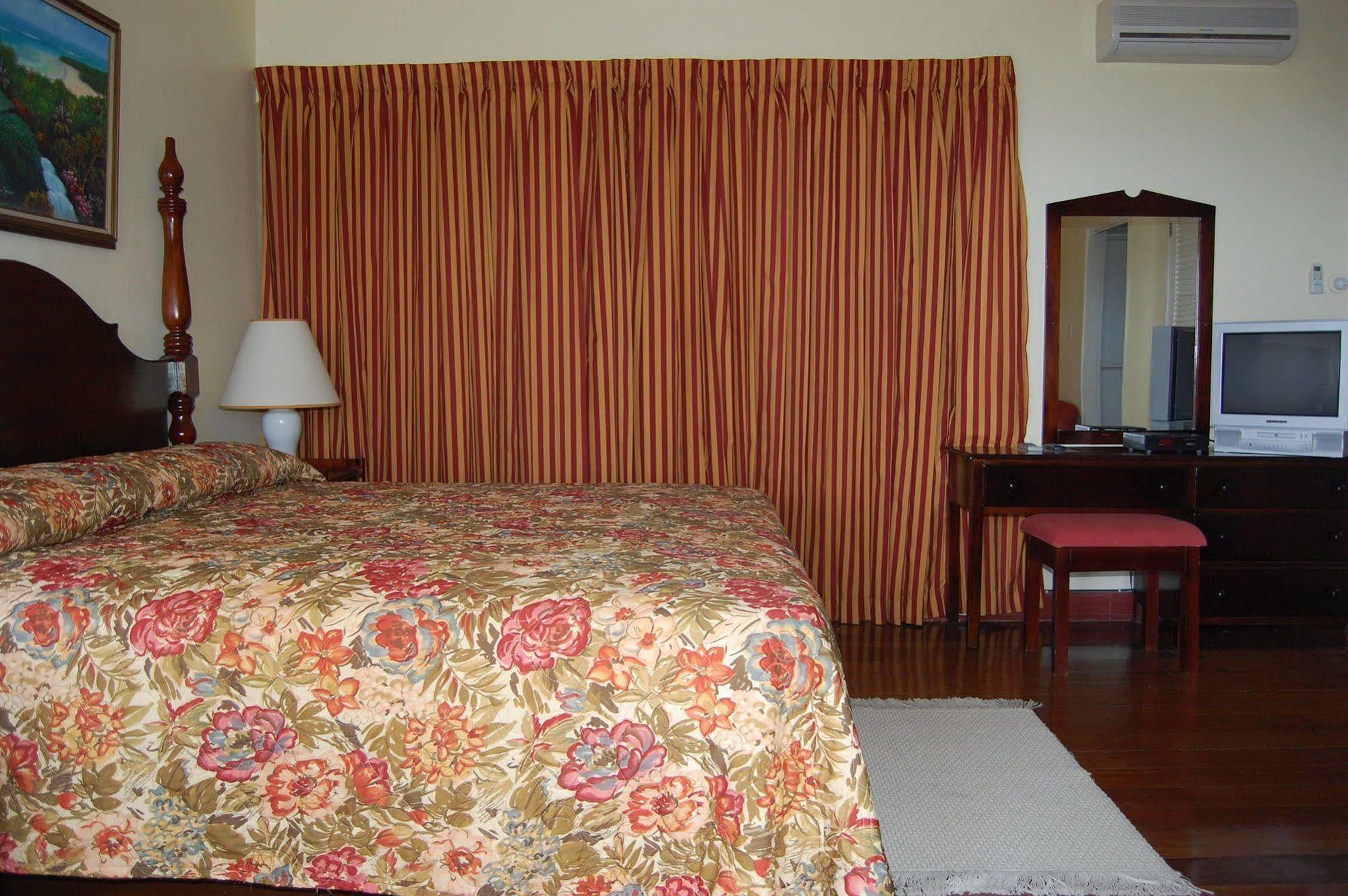 Hotel At Shaw Park Gardens & Waterfalls