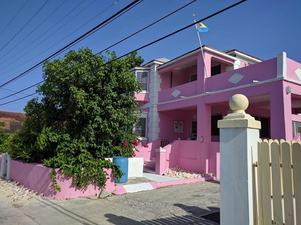 Da Pink And White Palace Albergue *