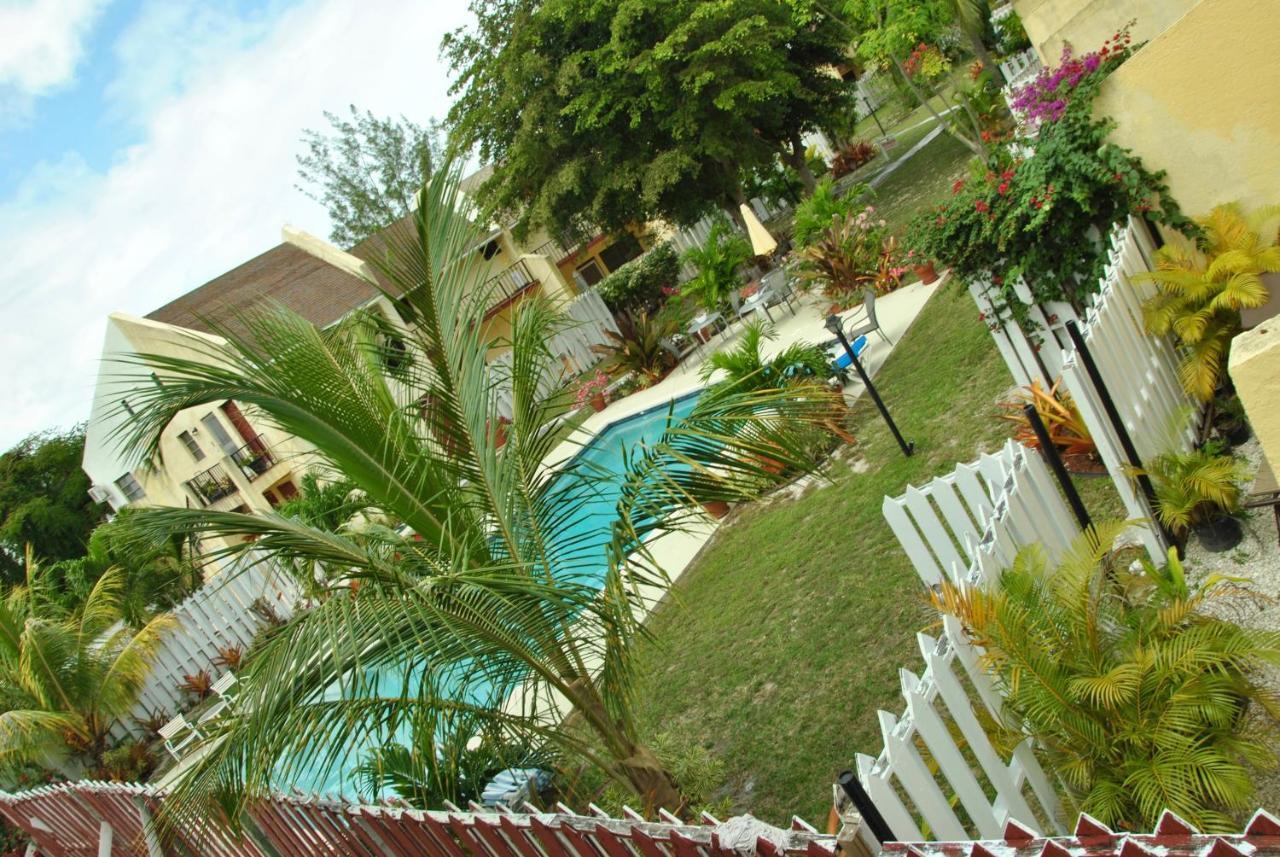 Cable Beach Villas *