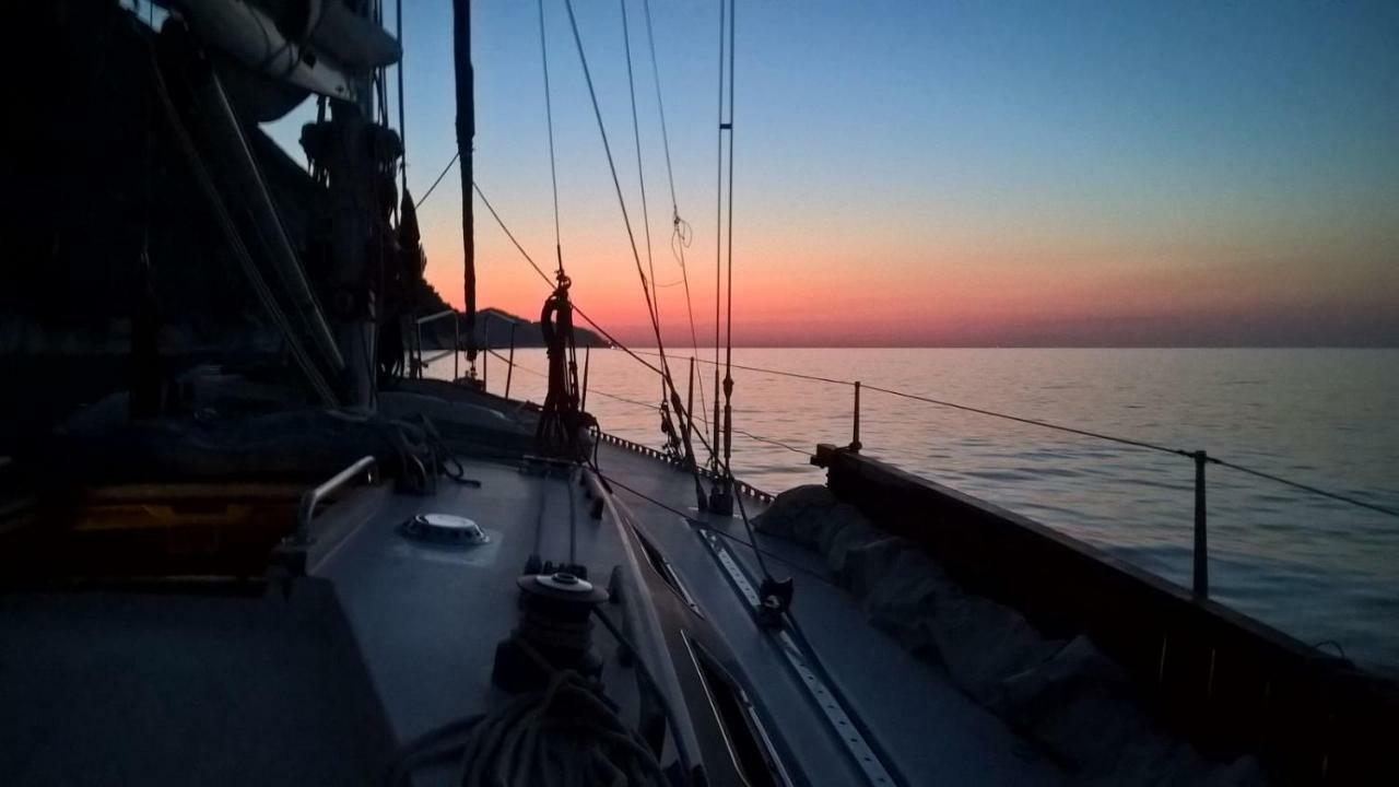 Botel Private Yacht, Day Sail And Houseboat 2*